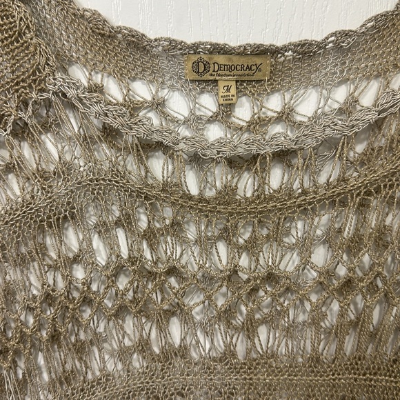 Democracy women’s knit blouse size medium in excellent condition - Picture 3 of 4